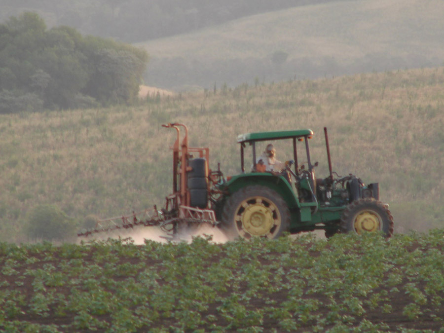 trator-na-fazenda