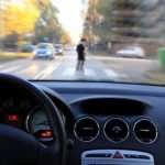 Veja cinco atitudes que, além de infrações de trânsito, colocam o pedestre em risco